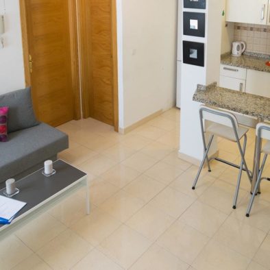 Vista del salón-cocina del apartamento MALAMA A1 en el centro de Málaga